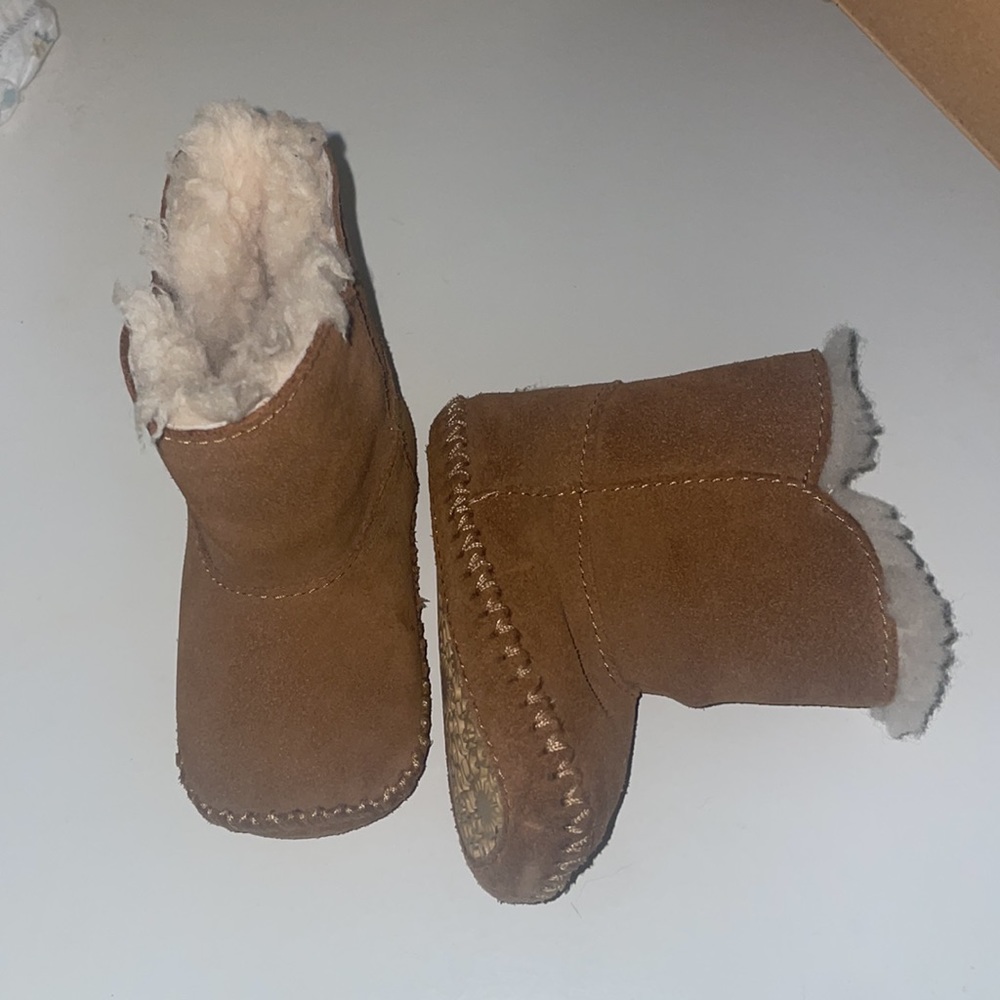 Caden Ugg boots size 2/3